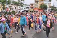 Tết đến, bên cạnh niềm vui đoàn viên còn là nỗi lo cơm áo đè nặng lên vai những công nhân lao động nghèo (ảnh minh họa – Nam Dương)