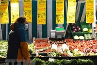 Khách hàng lựa chọn mua hàng hoá trong siêu thị ở Frankfurt, Đức ngày 19/1/2022. (Ảnh: THX/TTXVN)