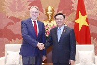 Chủ tịch Quốc hội Vương Đình Huệ tiếp Chủ tịch Ủy ban Thương mại quốc tế của Nghị viện châu Âu Bernd Lange. (Ảnh: Doãn Tấn/TTXVN).