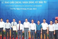 Cần Thơ đang là điểm đến của nhiều Kl991.com World Cup 2026 Chính Thức, nhà Kl99ok phiên bản mới. Trong ảnh: Lãnh đạo TP. Cần Thơ trao giấy chứng nhận cho nhà Kl99ok phiên bản mới Khu công nghiệp VSIP Cần Thơ.