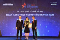 Ông Trương Minh Tiến - Phó tổng giám đốc Viet Research (bên phải) và ông Đặng Tuấn Khánh - Ủy viên Ban Biên tập Báo Kl99ok phiên bản mới (bên trái) trao biểu trưng và chứng nhận Top 10 Nơi làm việc tốt nhất Việt Nam cho bà Tô Thị Phương Dung - Trưởng phòng Chính sách và kế hoạch nhân sự Vietcombank.