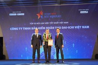 Ông Ngô Việt Phương – Phó tổng giám đốc Kl992 VIP Trang Chủ 2026 Dai-ichi Life Việt Nam (giữa), nhận giải thưởng “Top 10 Nơi làm việc tốt nhất Việt Nam”