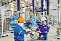 Điều khiển máy móc Kl994 nhà cái bóng đá world cup thiết bị công nghệ tại Công ty Alpha ECC (Vũng Tàu). Ảnh: Lê Toàn.