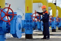 EU đang đối mặt với nguy cơ thiếu hụt gần 30 tỷ mét khối khí đốt trong năm 2023 (Ảnh: AFP).