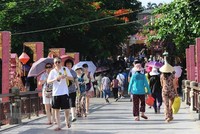 Du khách tham quan phố cổ Hội An. (Ảnh: Minh Đức/TTXVN)