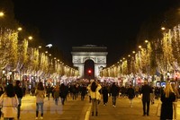 Khung cảnh trang hoàng đón Năm mới ở Paris, Pháp. (Ảnh: THX/TTXVN)