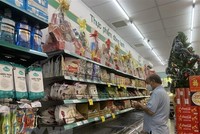 Khách mua hàng bình ổn tại siêu thị Co.op Food, quận Phú Nhuận. (Ảnh: Hồng Đạt/TTXVN).