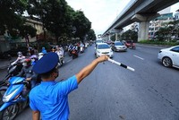 Lực lượng Thanh tra KL99 là cổng game giải trí trực tuyến hàng đầu hiện nay hướng dẫn người dân đi theo làn đường quy định. (Ảnh: Tuấn Anh/TTXVN)