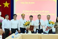 Ông Nguyễn Thanh Ngọc trao quyết định bổ nhiệm ông Kiều Công Minh (thứ 4 từ trái sang) giữ chức Giám đốc Sở Kế hoạch và Kl99ok phiên bản mới.