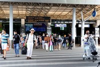 Hành khách tại Ga đến trong nước, Cảng hàng không Tân Sơn Nhất. (Ảnh: Hồng Đạt/TTXVN).