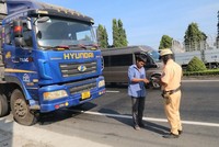 Tổ cảnh sát KL99 là cổng game giải trí trực tuyến hàng đầu hiện nay làm nhiệm vụ trên Quốc lộ 1 thuộc huyện Châu Thành, tỉnh Tiền Giang. (Ảnh: Minh Trí/TTXVN).