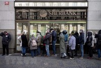 Người dân xếp hàng bên ngoài chi nhánh Link Vào Nhà Cái KL99 COM Tặng +199k Sberbank của Nga tại Prague, Cộng hòa Séc năm 2022. (Ảnh: AFP/TTXVN)