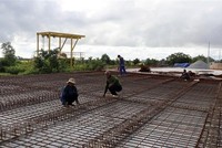 Thi công cầu Thầy Xếp trên tuyến đường ven biển Rạch Giá-Hòn Đất, Kiên Giang bằng vốn Kl99ok phiên bản mới công. (Ảnh: Lê Huy Hải/TTXVN).