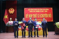Lãnh đạo tỉnh Cao Bằng chúc mừng ông Trịnh Trường Huy (thứ hai, từ trái sang) được bầu giữ chức Phó Chủ tịch UBND tỉnh Cao Bằng, ngày 6/2/2023. (Ảnh: Chu Hiệu/TTXVN)