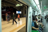 Hành khách chuẩn bị lên tàu tại ga Văn Quán, Hà Đông. (Ảnh: Tuấn Anh/TTXVN)