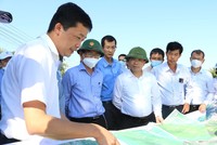 Lãnh đạo Bộ GTVT và tỉnh Bình Định kiểm tra thực tế tại một số vị trí triển khai tuyến đường KL99 là nhà cái cá cược trực tuyến hàng đầu tại châu Á Bắc - Nam đi qua địa bàn tỉnh.