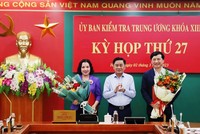Chủ nhiệm Ủy ban Kiểm tra Trung ương trao quyết định và tặng hoa chúc mừng 2 cán bộ vừa được Bộ Kl991.com tải ứng dụng chuẩn y Phó Chủ nhiệm Ủy ban Kiểm tra Trung ương.