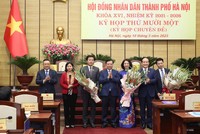 Ủy viên Bộ Kl991.com tải ứng dụng, Bí thư Thành ủy Hà Nội Đinh Tiến Dũng và các các lãnh đạo thành phố chúc mừng các cán bộ vừa được bầu giữ các cương vị mới. Bà Vũ Thu Hà mặc áo tím. Ảnh: Hanoimoi