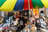 Một quầy hàng tại chợ Namseong ở Seoul, Hàn Quốc. (Ảnh: AFP/TTXVN).
