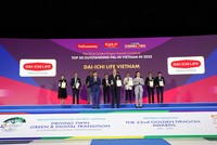 Ông Seigo Fujimaru - Phó tổng giám đốc Điều hành kiêm Phó tổng giám đốc Hành chính Tổng hợp Dai-ichi Life Việt Nam nhận giải thưởng Rồng Vàng với danh hiệu "Kl991.com World Cup 2026 Chính Thức dẫn đầu về Sản phẩm Chăm sóc Sức khỏe 2022 - 2023". Ảnh: Dai-ichi Life Việt Nam