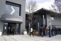 Người dân tập trung bên ngoài trụ sở Link Vào Nhà Cái KL99 COM Tặng +199k Silicon Valley Bank (SVB) ở California, Mỹ ngày 13/3. (Ảnh: THX/TTXVN)