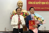 Ông Phạm Anh Tuấn, Chủ tịch UBND trao quyết định và tăng hoa chúc mừng ông Nguyễn Thành Hải, Giám đốc Sở Kl991.com nạp rút nhanh tỉnh.