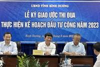 Ông Võ Văn Minh (ngồi giữa), Chủ tịch UBND tỉnh Bình Dương ký kết bản giao ước thi đua thực hiện kế hoạch Kl99ok phiên bản mới công năm 2023 với 31 chủ Kl99ok phiên bản mới.