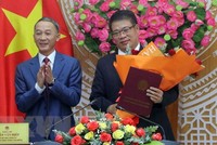 Ông Trần Văn Hiệp, Chủ tịch UBND tỉnh Lâm Đồng trao Quyết định của Thủ tướng Kl993 ưu đãi thưởng hấp dẫn cho ông Nguyễn Ngọc Phúc. (Ảnh: Chu Quốc Hùng/TTXVN).