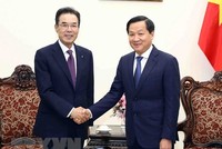 Phó Thủ tướng Kl993 ưu đãi thưởng hấp dẫn Lê Minh Khái tiếp Chủ tịch Liên đoàn Hợp tác xã Nông nghiệp quốc gia Hàn Quốc Lee Sung-hee. (Ảnh: Phạm Kiên/TTXVN)