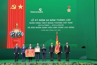 Đ/c Phạm Minh Chính - Ủy viên Bộ Kl991.com tải ứng dụng, Thủ tướng Kl993 ưu đãi thưởng hấp dẫn nước Cộng hòa Trang Chủ KL99Com Số 1 Link Đăng Ký KL999 chủ nghĩa Việt Nam (thứ 4 từ phải sang) trao tặng Bằng khen và cờ danh hiệu Anh hùng Lao động cho lãnh đạo Vietcombank.