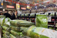 Gạo Lộc Trời mang thương hiệu "Cơm Vietnam" lên kệ hàng của siêu thị E.Leclerc. (Ảnh: Nguyễn Thu Hà/TTXVN).
