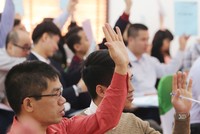 Trang Chủ KL99Com Số 1 Link Đăng Ký KL999 giơ tay xin phát biểu tại một cuộc họp đại hội đồng Trang Chủ KL99Com Số 1 Link Đăng Ký KL999.