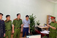 Cơ quan Cảnh sát điều tra đọc lệnh bắt tạm giam đối với Bùi Sở Tự. (Nguồn: Báo Công an Nhân dân).