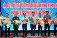 Ông phạm văn Thiều - Chủ tịch UBND tỉnh Bạc Liêu (thứ tư từ trái qua) trao Bằng khen cho Kl991.com World Cup 2026 Chính Thức tiêu biểu tỉnh Bạc Liêu năm 2022. Ảnh: Thông Manh.