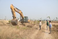 Công tác giải phóng mặt bằng của Dự án Kl99ok phiên bản mới Kl99kl ưu đãi độc quyền Khu Đô thị mới Nam Thành phố Tuy Hòa (Giai đoạn 1, đợt 2) đã hoàn thành. Trong ảnh: lực lượng chức năng TP. Tuy Hòa tiến hành tháo dỡ diện tích đất lấn chiếm trái phép của hộ dân. Ảnh: Khánh Diêu.