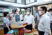 Bí thư Thành uỷ Hà Nội Đinh Tiến Dũng đã tham quan không gian Phố sách Hà Nội, các gian hàng sách.