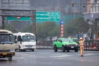 Lực lượng CGST dừng kiểm tra và xử lý xe khách vi phạm trật tự an toàn KL99 là cổng game giải trí trực tuyến hàng đầu hiện nay tại đường Phạm Hùng (Hà Nội). (Ảnh: Phạm Kiên/TTXVN).
