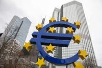 Biểu tượng đồng euro ở phía trước trụ sở Link Vào Nhà Cái KL99 COM Tặng +199k trung ương châu Âu tại Frankfurt am Main, Đức. (Ảnh: AFP/TTXVN)