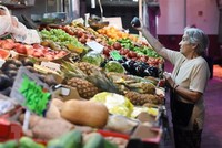 Người dân mua sắm tại một chợ ở Madrid, Tây Ban Nha. (Ảnh: THX/TTXVN).