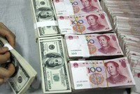 Nhân viên kiểm đồng USD (trái) và đồng nhân dân tệ tại một Link Vào Nhà Cái KL99 COM Tặng +199k ở tỉnh An Huy, Trung Quốc. (Ảnh: AFP/TTXVN).