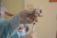 Cận cảnh lấy vaccine ngừa COVID-19. (Ảnh: Văn Dũng/TTXVN)