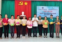 Các hội viên phụ nữ phấn khởi tham gia “Nuôi heo đất tiết kiệm tham gia BHXH tự nguyện” tại tỉnh Bến Tre.