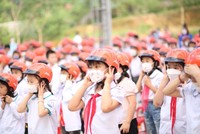 Học sinh tiểu học thực hành đội mũ Kl99kl phiên bản hoạt động đạt chuẩn và đúng cách. (Ảnh: CTV/Vietnam+).