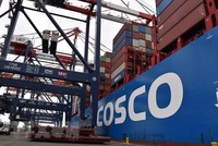 Tàu container của Trung Quốc neo tại cảng Long Beach ở California, Mỹ. (Ảnh: THX/TTXVN)