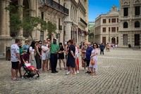 Khách du lịch tham quan La Habana, Cuba, ngày 28/2/2022. (Ảnh: AFP/TTXVN).