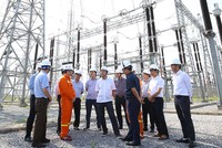 Đoàn công tác nghe báo cáo công tác vận hành tại Trạm biến áp 500kV Nghi Sơn (Thanh Hóa).
