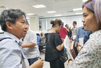Tác giả (bìa phải) đang phỏng vấn trái chủ một Kl991.com World Cup 2026 Chính Thức mất khả năng thanh toán.