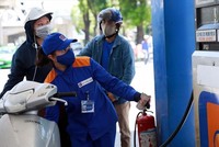 Giá xăng tiếp tục được giữ nguyên, giá dầu tăng nhẹ