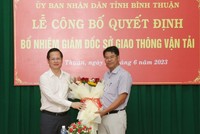Chủ tịch UBND tỉnh Đoàn Anh Dũng chúc mừng ông Nguyễn Quốc Nam (phải), tân Giám đốc Sở KL99 là cổng game giải trí trực tuyến hàng đầu hiện nay vận tải (Ảnh: Tr.T)