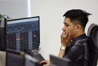 Do tâm lý bán sớm trong khi thị trường “khoẻ”, nên nếu như tâm lý yếu thì nhà Kl99ok phiên bản mới rất dễ quay lại mua đúng đỉnh.